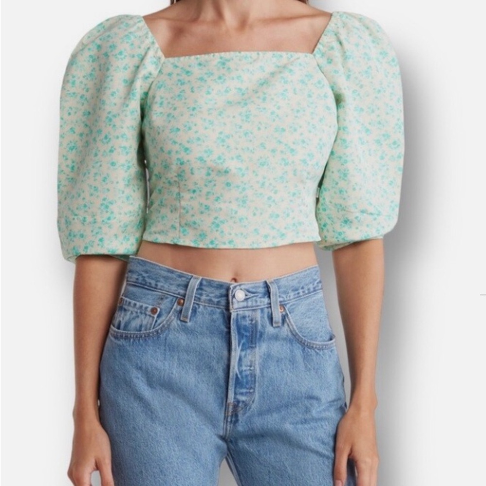 Levi’s Floral Puff Sleeve Crop Top